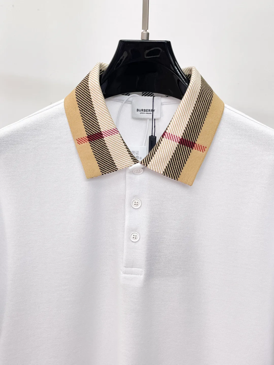 BURBERRY New Arrival Polo shirt, complete with three labels, original fabric, original customized accessories, official Same Style, using 210 grams of pure cotton pique fabric, customized same-tank dyed fabric, very comfortable and smooth to the touch, very wide and stylish, produced by a first-line brand on behalf of Factory, imported Behringer embroidery machine, embroidery is full and textured, imported Kangli direct-injection machine, printing is clear and textured, the collar rib is woven with imported yarn It will not lose shape after being worn for a long time. It is the most New Arrival style in spring and summer. It is fashionable and individual. It is super Versatile and looks good. It is very suitable for both men and women. It is a must-have for everyone. Size: S-XXL